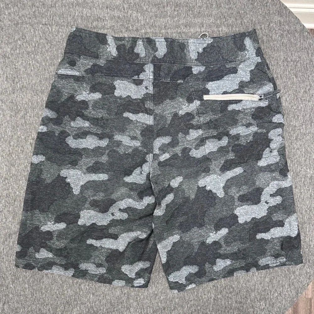 Under‎ Armour Camo Swim Trunks Board Shorts HeatGear Loose Fit Size 32
